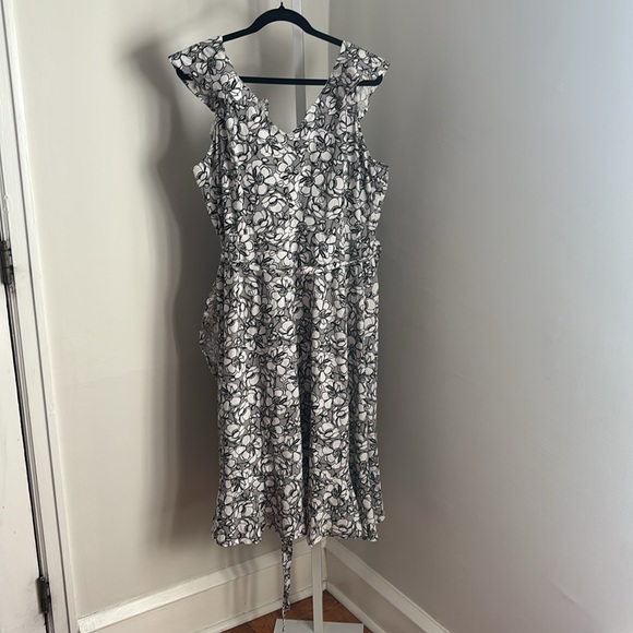 ELOQUII Plus Size Floral Gray and White Flutter Ruffle Sleeve Wrap Dress Sz 22 - Picture 6 of 8